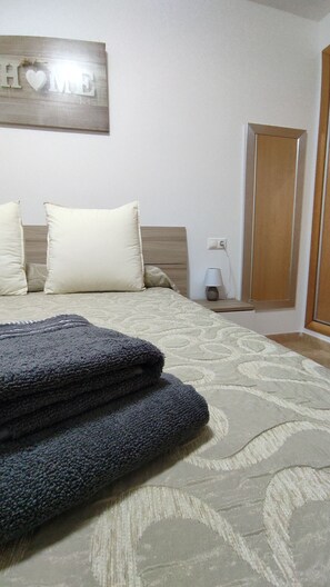 3 bedrooms, desk, iron/ironing board, free WiFi - Acogedor y Tranquilo Apartamento (Deltebre)
