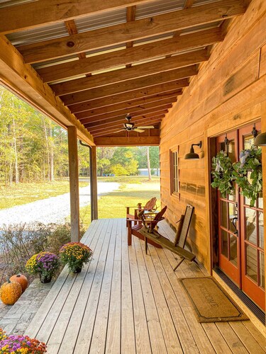 Quaint Little Cabin with a view.
