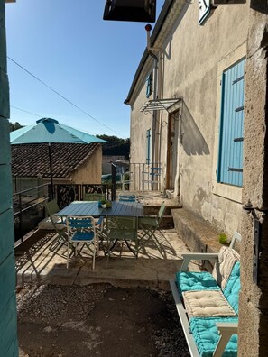 Outdoor dining - Maison Dans les Vignes (AIGUES-VIVES)