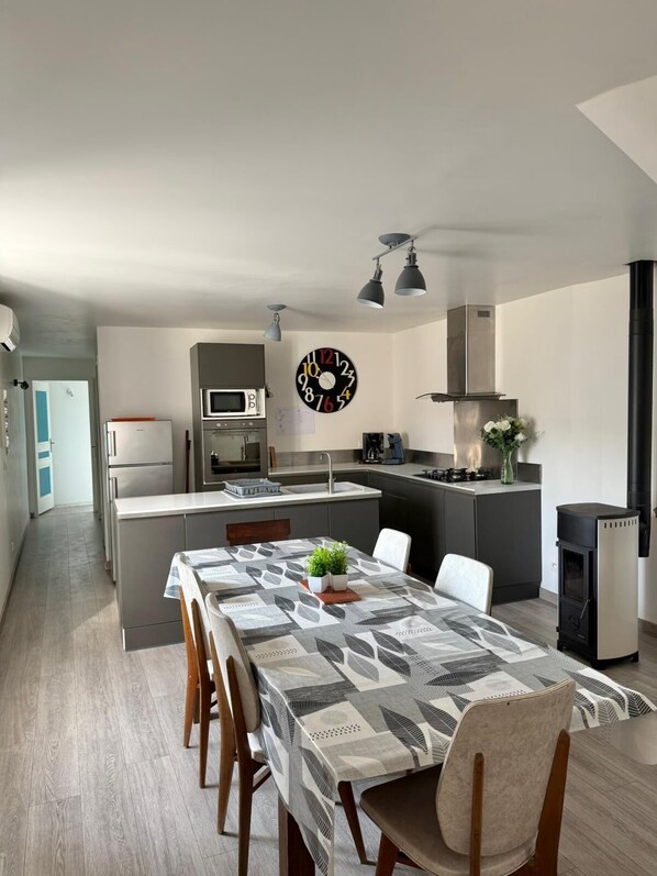 Dining - Maison Dans les Vignes (AIGUES-VIVES)