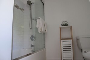 Duschwanne, Handtücher, Seife, Toilettenpapier