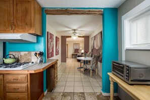 KĂŒhlschrank, Mikrowelle, Herdplatte, Wasserkocher mit Kaffee-/Teezubehör