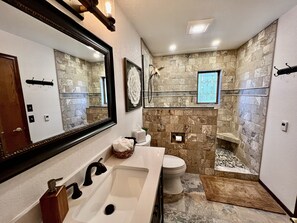 Shower, hair dryer, towels, soap - Newly remodeled and conveniently located! (Kalispell)