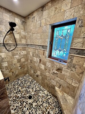 Douche, séchoir à cheveux, serviettes fournies, savon