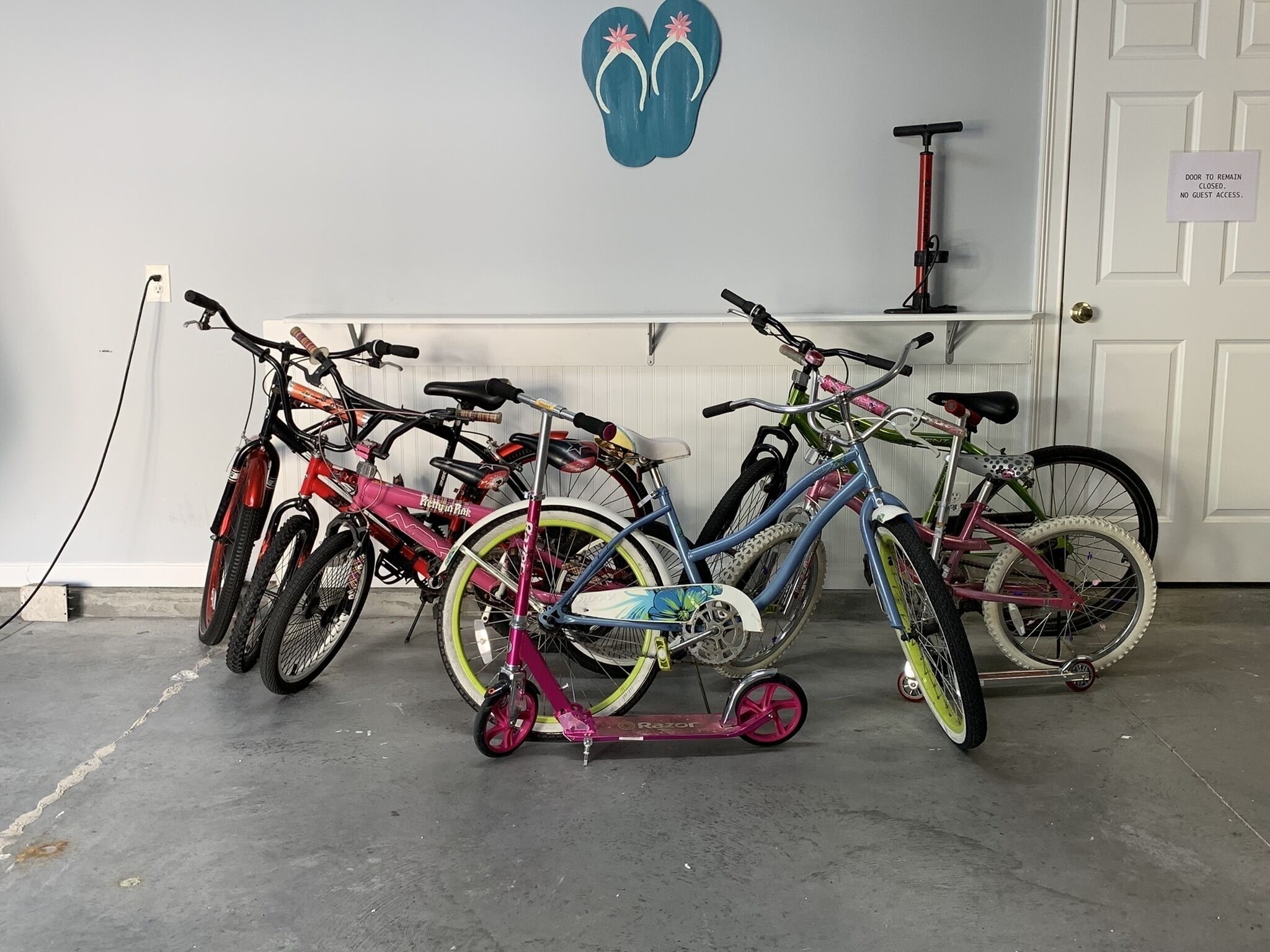 Une rangée de vélos est garée à l’intérieur, et une pancarte sur la porte indique qu’il est interdit aux clients d’y accéder.