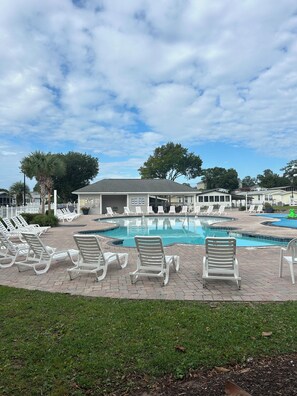 Alberca techada y alberca al aire libre