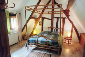 4 quartos, ferros/tábuas de passar roupa, berço de viagem