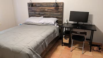 2 bedrooms, desk, WiFi, bed sheets