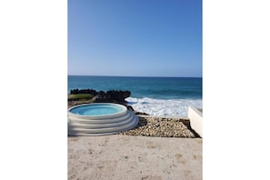 Beach nearby, sun loungers, beach towels