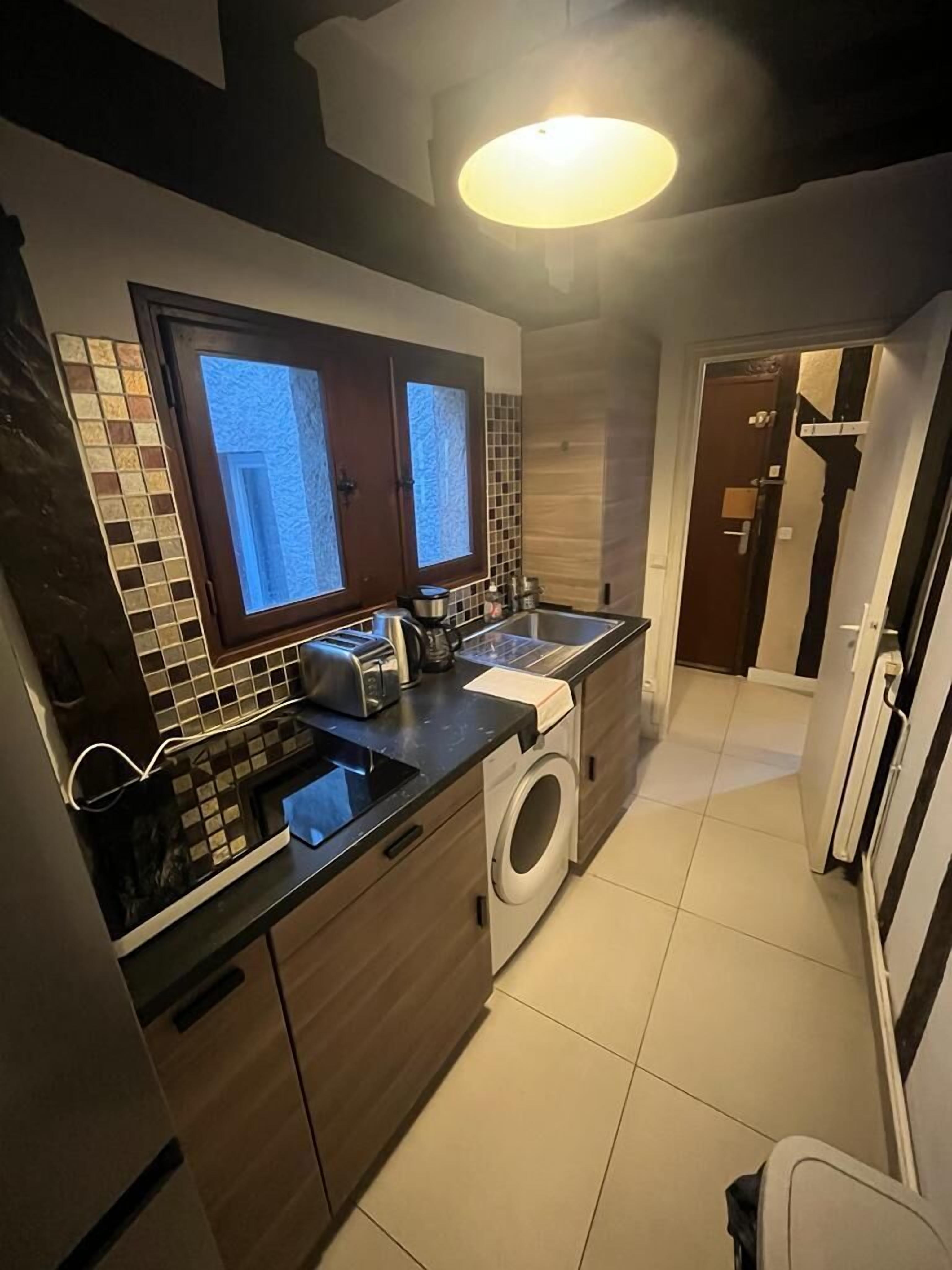 Réfrigérateur, cafetière/bouilloire, grille-pain