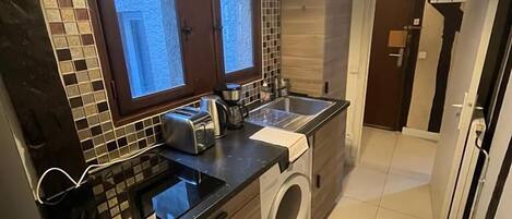 Réfrigérateur, cafetiÚre/bouilloire, grille-pain