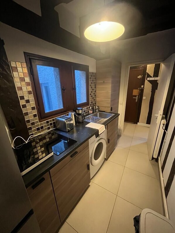 Kjøleskap, kaffetrakter/tekoker og brødrister