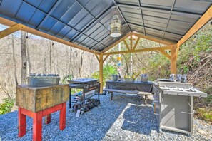 Outdoor dining - The Lodge Nantahala River-Bryson City NC (Bryson City)