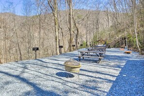 Outdoor dining - The Lodge Nantahala River. Bryson City, North Carolina. Suit #3 (Bryson City)
