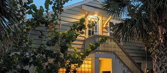 Cozy Cabana ....walk to the beach and St Armand's Circle!