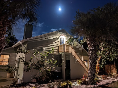 Cozy Cabana ....walk to the beach and St Armand's Circle!