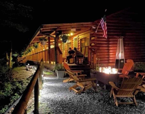 Outdoor dining - The Lodge Nantahala River-Bryson City NC (Bryson City)