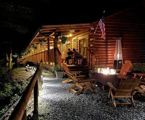 Outdoor dining - The Lodge Nantahala River. Bryson city, North Carolina. Suite #5 (Bryson City)