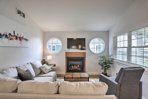 TV, fireplace - Port Clinton Home with Lake Views! (Port Clinton)