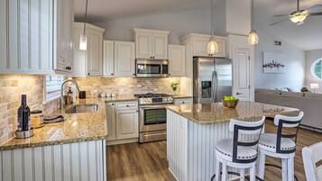 Fridge, microwave, stovetop, dishwasher