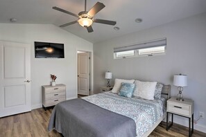 3 عدّة غرف نوم وخدمة الإنترنت وملاءات أسرّة