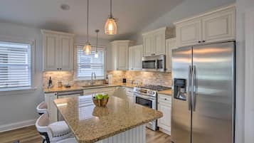 Fridge, microwave, stovetop, dishwasher