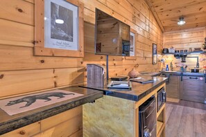 Kühlschrank, Mikrowelle, Wasserkocher mit Kaffee-/Teezubehör, Toaster