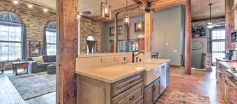 Beautiful Downtown Home - 2 Blks from Lake