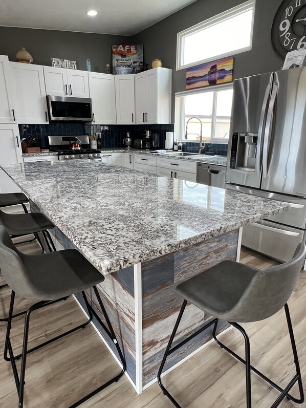 Frigorifero, microonde, forno, piano cottura