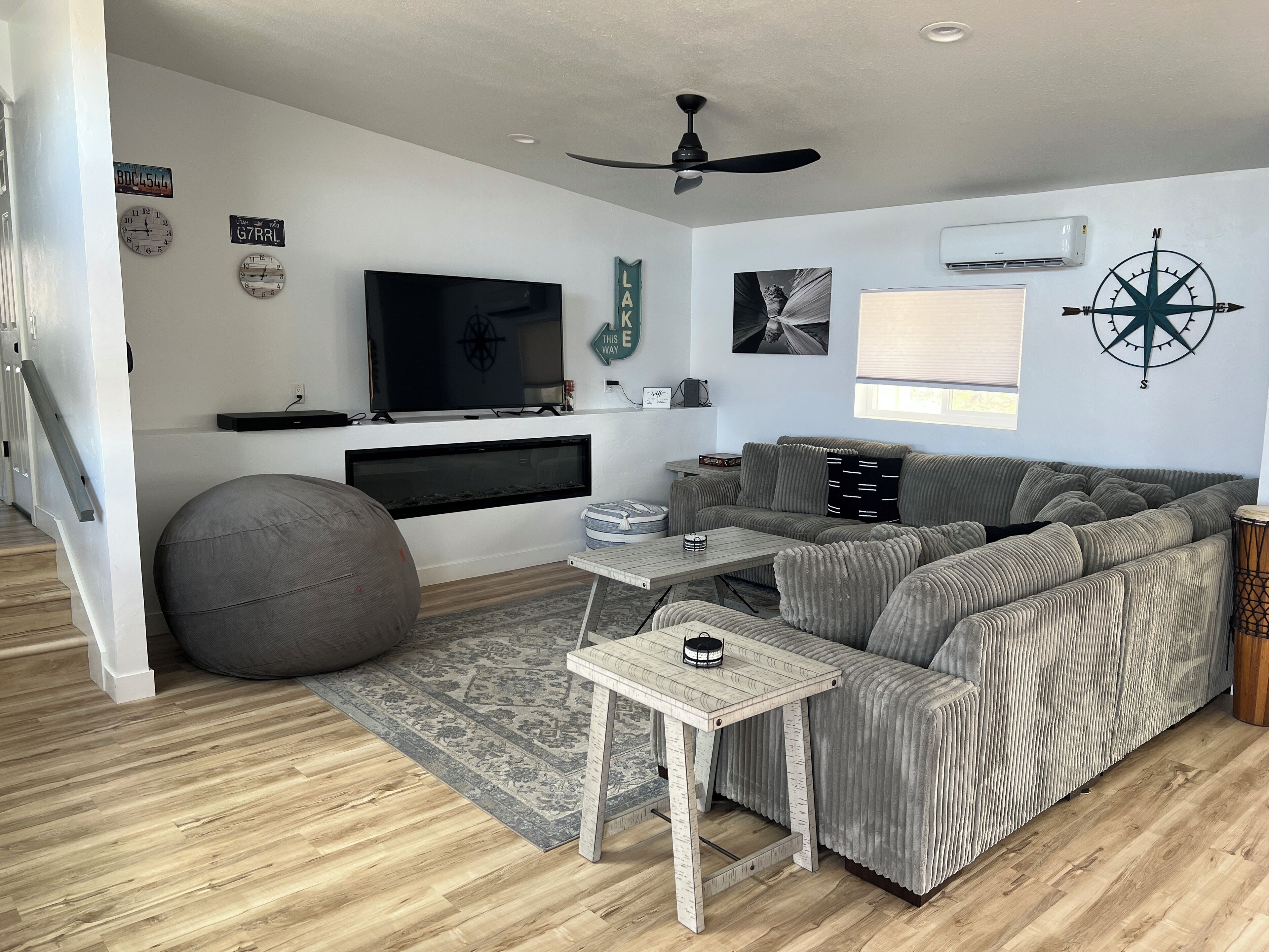 TV connectée, cheminée, livres