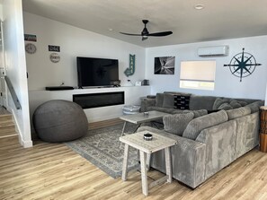 Smart-TV, Kamin, Bücher