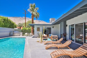 A heated pool - Movie Colony Modernism- Walk to Main Strip • Pool • New Spa (Palm Springs)
