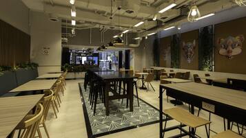 بوفيه فطور مجانًا يوميًا