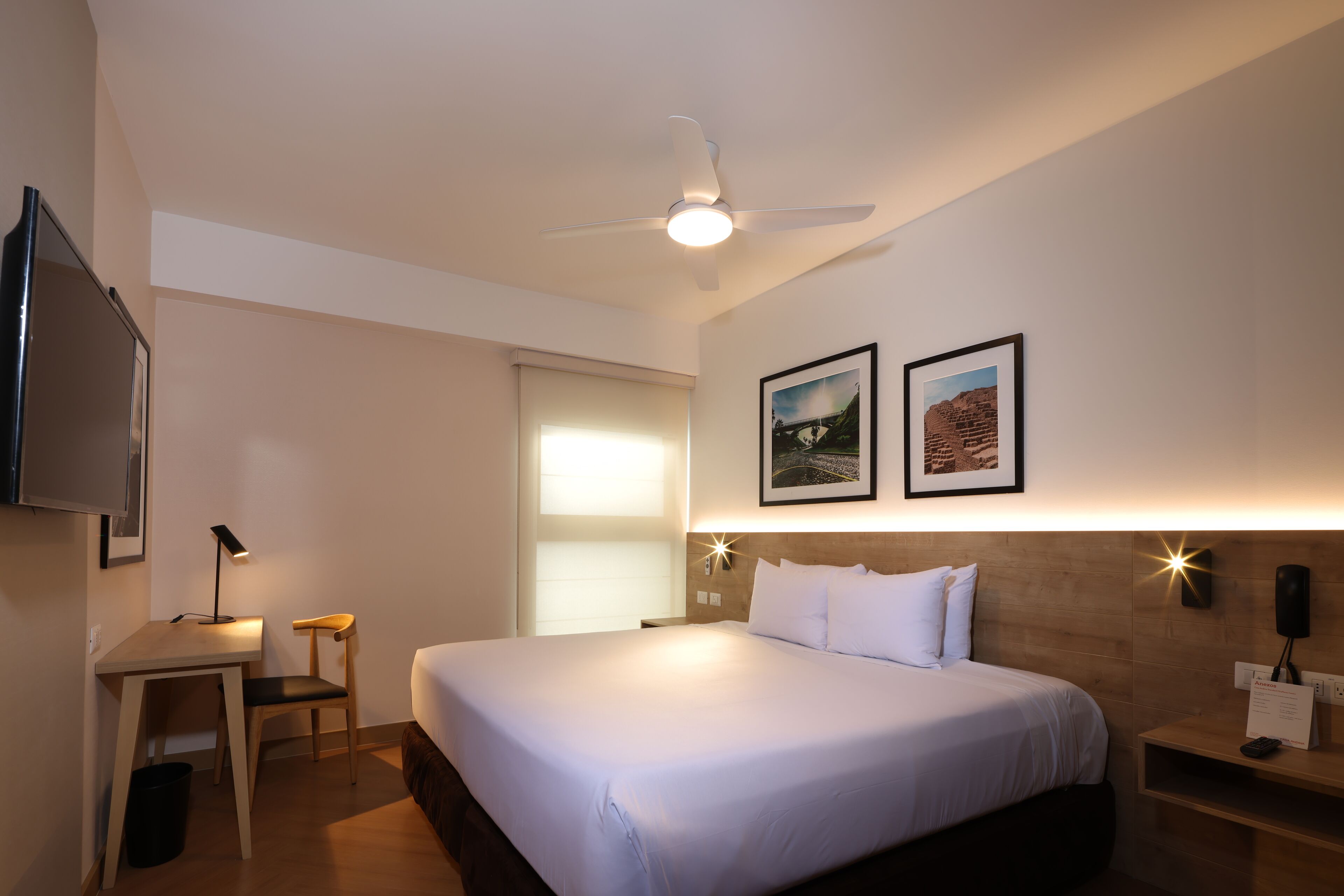 traditional room, 1 king bed | in-room safe, desk, soundproofing, free wifi