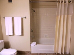 Suihkun ja ammeen yhdistelmä, hiustenkuivaaja, pyyhkeet, saippua