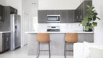 雪櫃、微波爐、焗爐、爐具