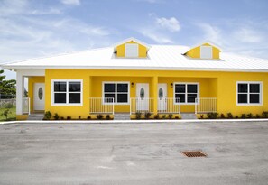 Exterior - Dazzling Apartment Minutes Walk from the Beach and Local Shops (Freeport)