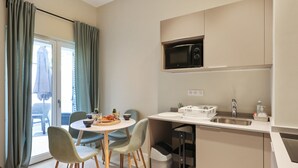 ماكينة لصنع القهوة/الشاي، ثلاجة، ميكروويف، محمصة خبز