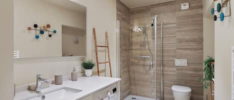 Douche, sèche-cheveux, serviettes fournies, savon