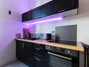 Fridge, microwave, oven, coffee/tea maker