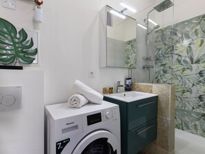Dusche, kostenlose Toilettenartikel, Haartrockner, Handtücher