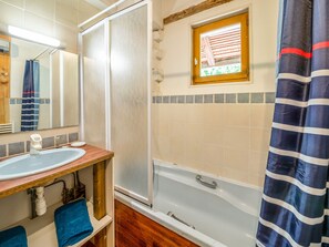 Tina, amenidades de baño gratuitas, secadora de cabello, toallas 