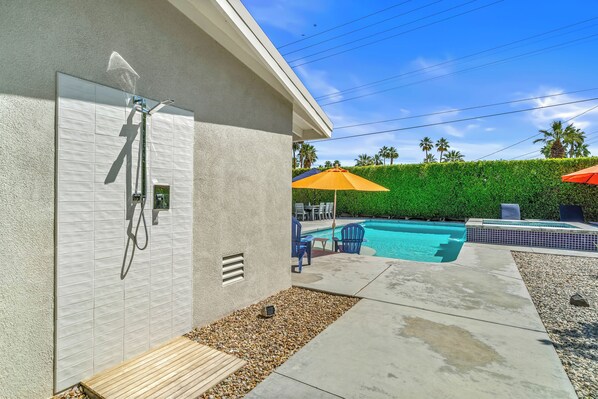 A pool area with a hot tub, outdoor seating, and a hedge. - Retro Desert Vacation Downtown Palm Springs (Palm Springs)