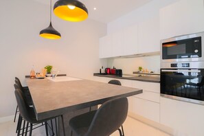 Kylskåp, mikrovågsugn, ugn och diskmaskin