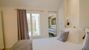 A bedroom with a bed, a bathroom, and a balcony. - Rooftop design apartment Cannes (Cannes)