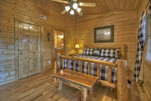 3 bedrooms, desk, iron/ironing board, travel crib - Hot Tub | Pool Table | Pets | Scav. Hunt | Views (Morganton)