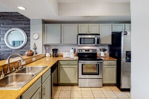 Kjøleskap, mikrobølgeovn, ovn og kokeplater