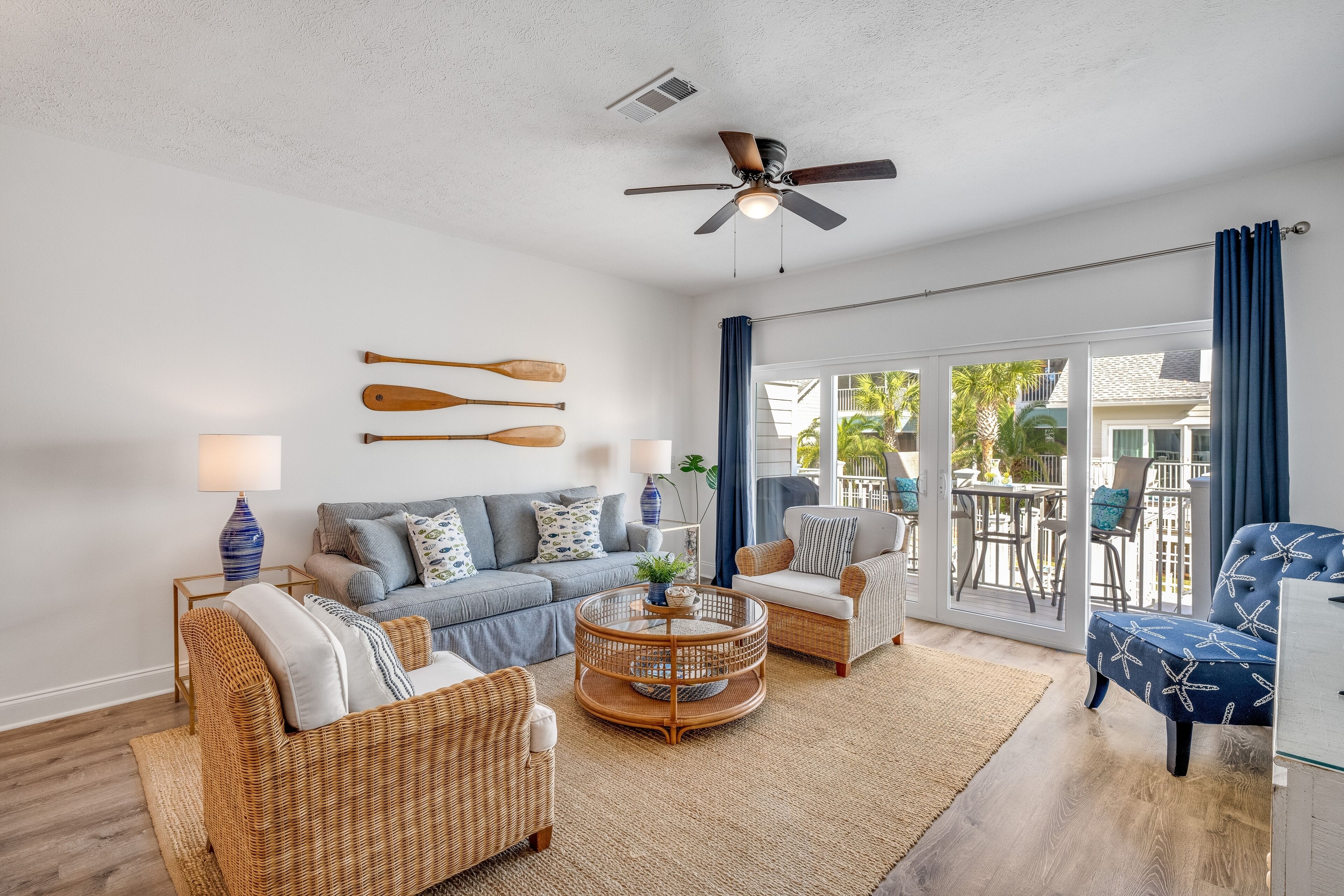 Upscale townhouse near beach - pool access, high-speed WiFi, washer/dryer & AC