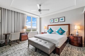 2 soverom, skrivebord, strykejern/-brett og reiseseng for barn