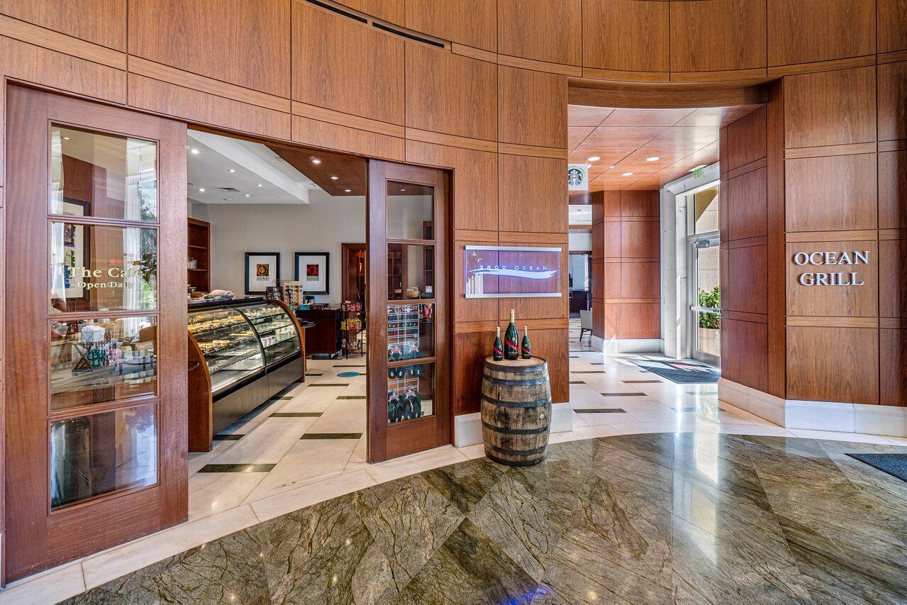Eine Lobby mit einem Café, einer Lounge und dem Ocean Grill.